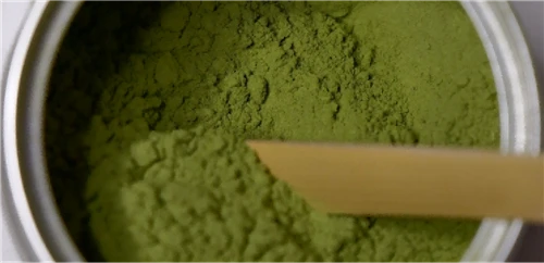Welke andere praktische toepassingen heeft Chlorella-poeder naast orale toedi...